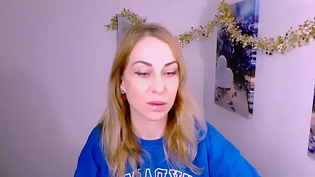 Snapshot of Create_your_own_sun chatting on 17, 12, 2025 Create your own sun online show from 17, 12, 2025