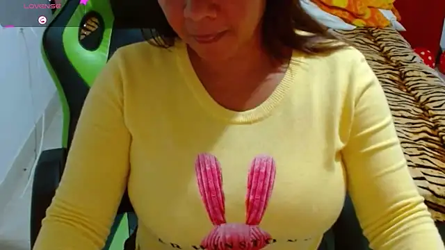 Snapshot of hiilarybrown chatting on 6, 11, 2025 hiilarybrown online show from 6, 11, 2025