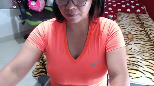 Snapshot of hiilarybrown chatting on 20, 11, 2025 hiilarybrown online show from 20, 11, 2025