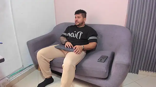 Snapshot of michael_hill1 chatting on 8, 11, 2025 michael hill1 online show from 8, 11, 2025