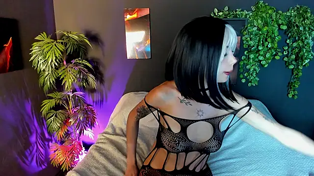 Evelyn Russoo online show from 24, 9, 2025