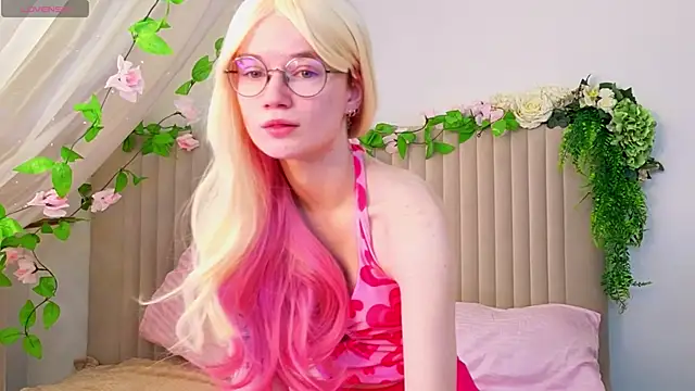 Snapshot of PixieKitty chatting on 9, 10, 2025 PixieKitty online show from 9, 10, 2025