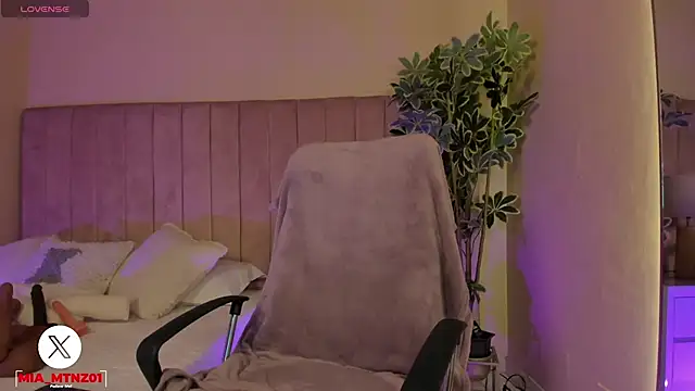 Snapshot of Mia_mtnz02 chatting on 25, 11, 2025 Mia mtnz02 online show from 25, 11, 2025