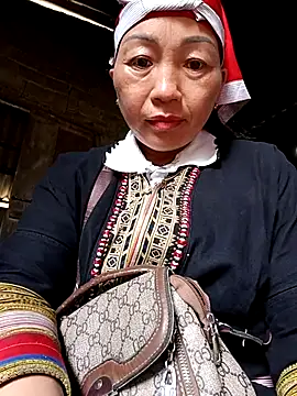 Snapshot of Exembin chatting on 15, 10, 2025 Exembin online show from 15, 10, 2025