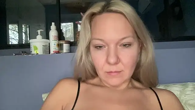 Snapshot of Leonora75 chatting on 19, 10, 2025 Leonora75 online show from 19, 10, 2025