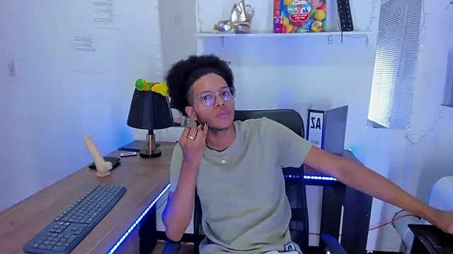 Snapshot of DEAMOL chatting on 18, 11, 2025 DEAMOL online show from 18, 11, 2025