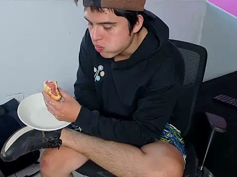 Snapshot of invincible200 chatting on 7, 11, 2025 invincible200 online show from 7, 11, 2025