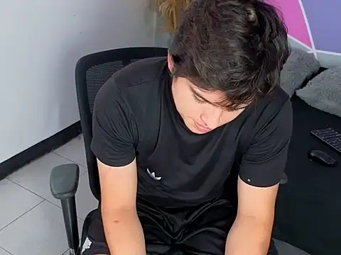 Snapshot of invincible200 chatting on 14, 11, 2025 invincible200 online show from 14, 11, 2025