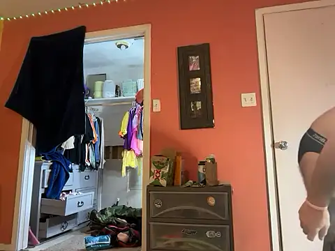 Snapshot of bearcub300 chatting on 8, 11, 2025 bearcub300 online show from 8, 11, 2025