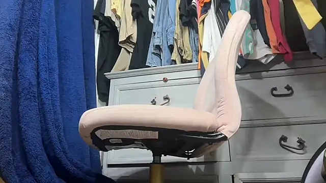 Snapshot of bearcub300 chatting on 15, 11, 2025 bearcub300 online show from 15, 11, 2025