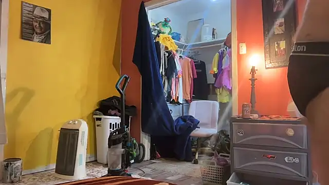 Snapshot of bearcub300 chatting on 18, 11, 2025 bearcub300 online show from 18, 11, 2025