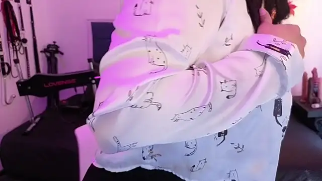 Snapshot of elowen_halley1 chatting on 12, 10, 2025 elowen halley1 online show from 12, 10, 2025