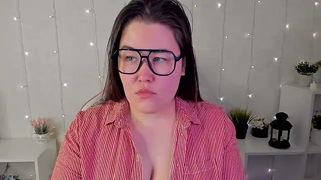 Snapshot of Tara_Torres chatting on 11, 11, 2025 Tara Torres online show from 11, 11, 2025