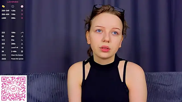 EmiliSaren online show from 8, 9, 2025