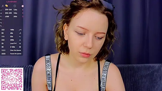 EmiliSaren online show from 10, 9, 2025