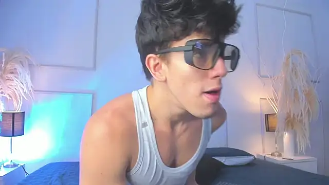 Snapshot of MaxCooper1 chatting on 26, 10, 2025 MaxCooper1 online show from 26, 10, 2025