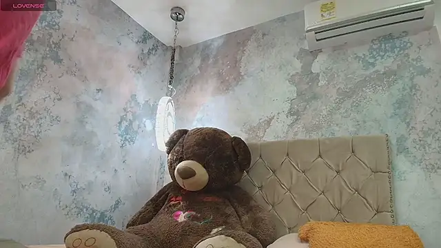 Snapshot of TaylerWhite chatting on 6, 11, 2025 TaylerWhite online show from 6, 11, 2025