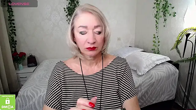 hunters woman online show from 12, 10, 2025