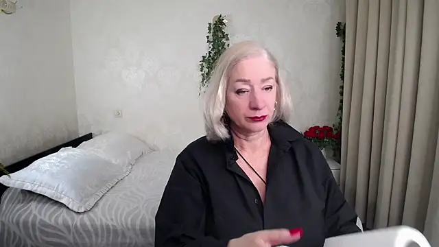 hunters woman online show from 12, 2, 2026