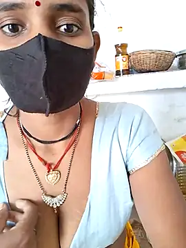 Snapshot of RAYI_Queen_3 chatting on 10, 11, 2025 RAYI Queen 3 online show from 10, 11, 2025