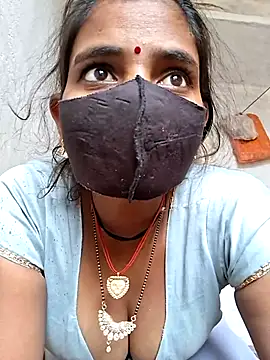 Snapshot of RAYI_Queen_3 chatting on 15, 11, 2025 RAYI Queen 3 online show from 15, 11, 2025