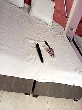 Dulce Pettit online show from 17, 10, 2025