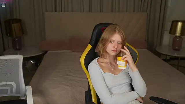 Snapshot of Esmie_Smile chatting on 11, 10, 2025 Esmie Smile online show from 11, 10, 2025