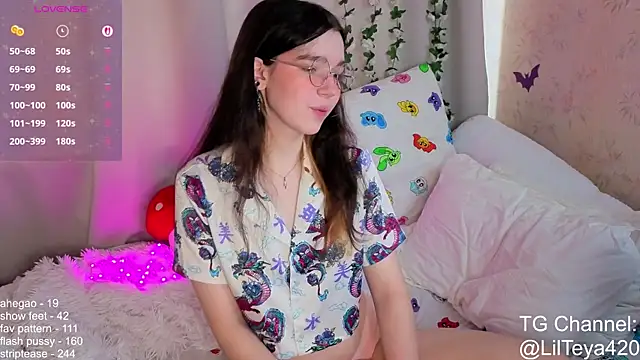 Snapshot of little_Teya chatting on 3, 10, 2025 little Teya online show from 3, 10, 2025