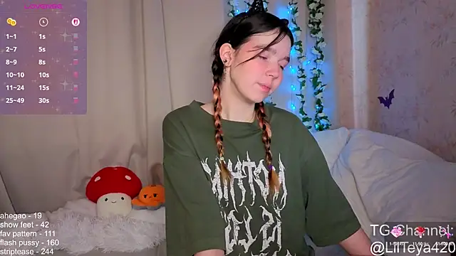 Snapshot of little_Teya chatting on 16, 10, 2025 little Teya online show from 16, 10, 2025