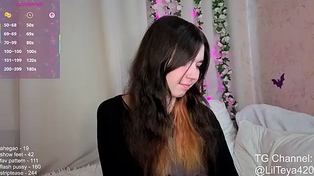 Snapshot of little_Teya chatting on 17, 10, 2025 little Teya online show from 17, 10, 2025