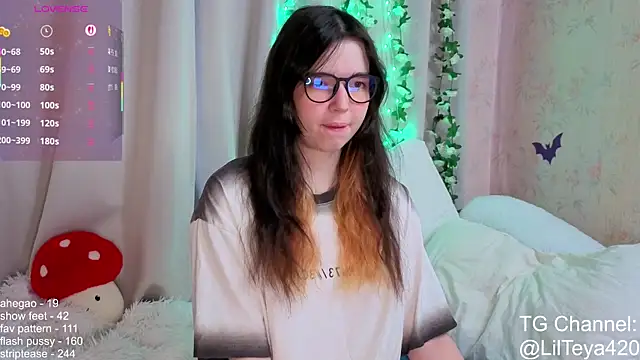 Snapshot of little_Teya chatting on 14, 11, 2025 little Teya online show from 14, 11, 2025