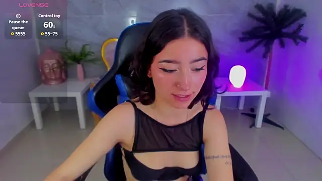 Snapshot of venuss09_s chatting on 13, 11, 2025 venuss09 s online show from 13, 11, 2025