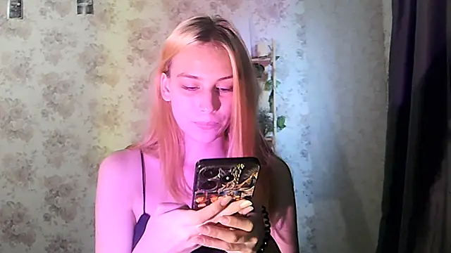 Snapshot of ClaireLaSweet chatting on 4, 10, 2025 ClaireLaSweet online show from 4, 10, 2025