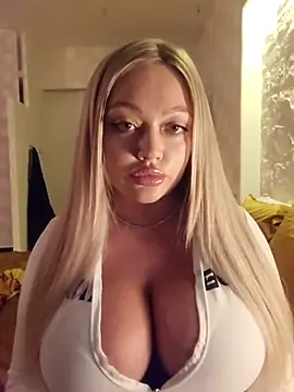 Snapshot of misstitmouseofficial chatting on 6, 11, 2025 misstitmouseofficial online show from 6, 11, 2025