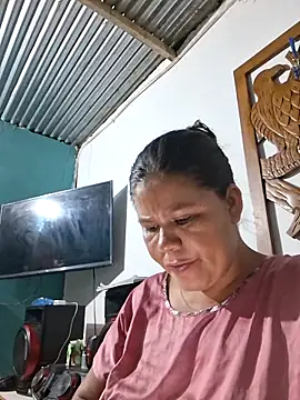 Snapshot of hotmom33 chatting on 7, 11, 2025 hotmom33 online show from 7, 11, 2025