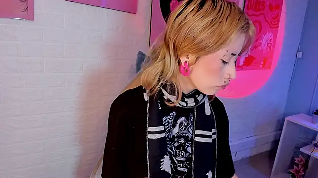 Snapshot of Hannahpage chatting on 16, 10, 2025 Hannahpage online show from 16, 10, 2025