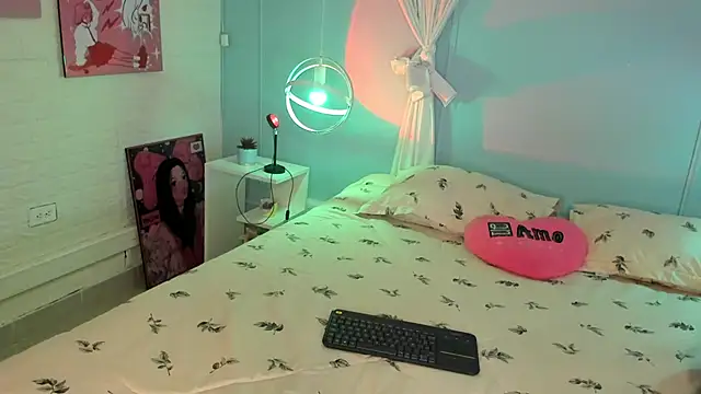 Snapshot of Hannahpage chatting on 28, 10, 2025 Hannahpage online show from 28, 10, 2025