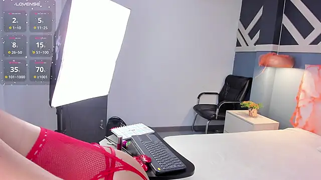 EmilyZahar online show from 10, 10, 2025