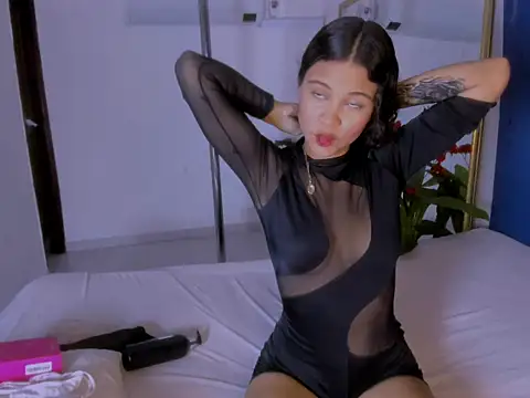 Snapshot of bamby_kitty chatting on 17, 11, 2025 bamby kitty online show from 17, 11, 2025