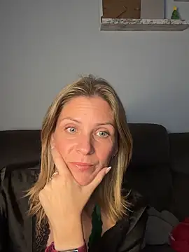 Snapshot of Lexi-Lux-X chatting on 5, 10, 2025 Lexi-Lux-X online show from 5, 10, 2025