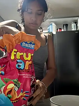 Snapshot of lynn9000 chatting on 17, 10, 2025 lynn9000 online show from 17, 10, 2025