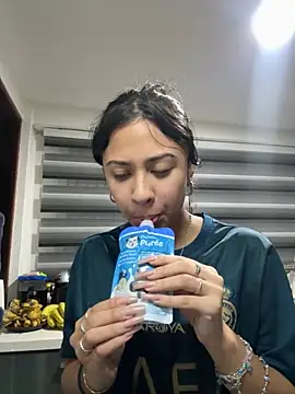 Snapshot of lynn9000 chatting on 19, 11, 2025 lynn9000 online show from 19, 11, 2025