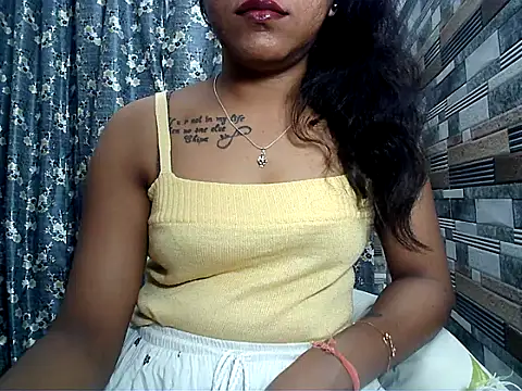 Snapshot of HOT_AARVI11 chatting on 8, 11, 2025 HOT AARVI11 online show from 8, 11, 2025