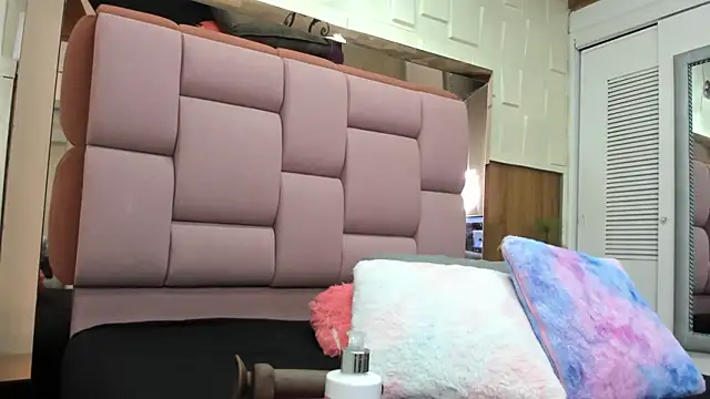 valeriahenao1 online show from 11, 11, 2025