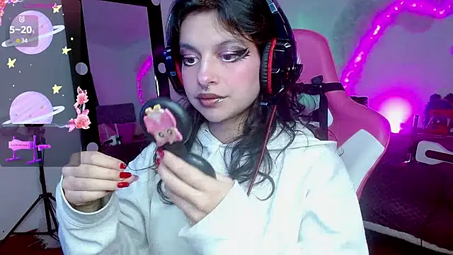 larah uwu online show from 14, 10, 2025