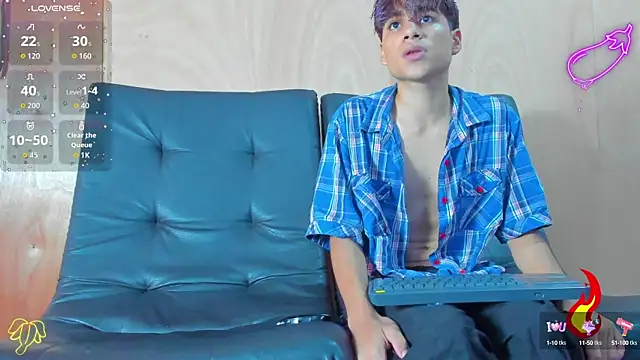 Snapshot of spicy_adonhis chatting on 13, 10, 2025 spicy adonhis online show from 13, 10, 2025