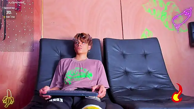 Snapshot of spicy_adonhis chatting on 18, 11, 2025 spicy adonhis online show from 18, 11, 2025