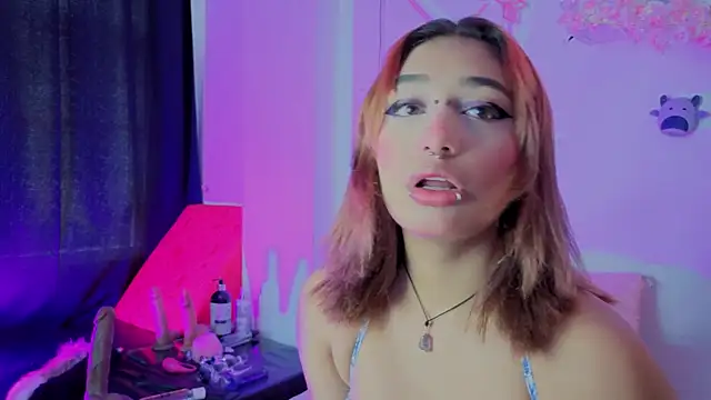 Snapshot of zoelight18 chatting on 14, 10, 2025 zoelight18 online show from 14, 10, 2025