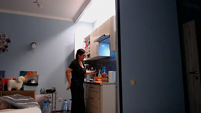 NikiWhite online show from 7, 10, 2025