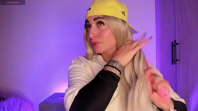 Snapshot of scarlett_Collinss chatting on 5, 11, 2025 scarlett Collinss online show from 5, 11, 2025